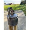 Image 9 : Vintage Oil Cans and Chrome Vehicle Air Horns