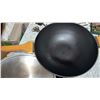Image 5 : Kitchen Cookware Lot: Pans, Electric Wok, Muffin Tins, Meat Grinder, Roaster