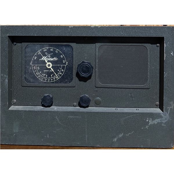 Majestic Shortwave Tabletop Radio with Analog Dial and Metal Case