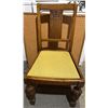 Image 4 : Antique Snail Foot Dining Table with Six Carved Wood Chairs
