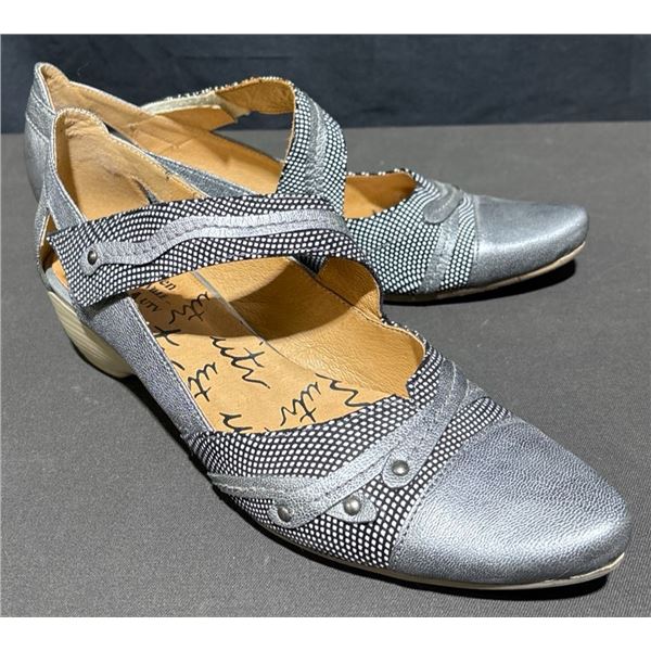 Women’s Tour En Ville Size 40 Grey Strappy Pointed Toe Low Heel Shoes