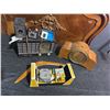 Image 2 : Lot: Admiral Super-Aeroscope Tube Radio, Kienzle Mantel Clock, Cameras, Boomerang