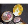 Image 3 : Lot: Logan Magna-View, Porcelain Plates, Teapot, Figurines, Decanters