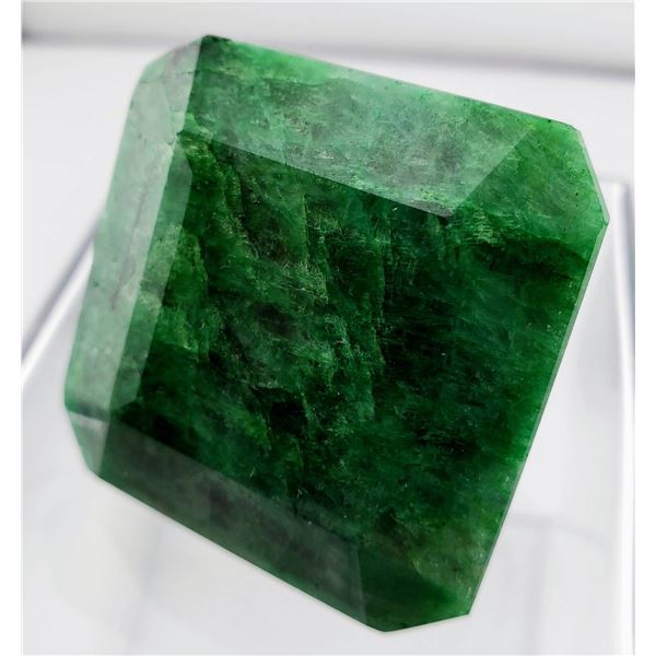 Emerald (558.0 ct, 43×43×25 mm)