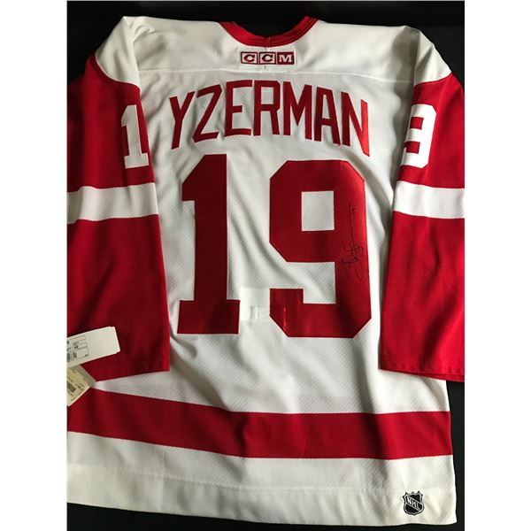 STEVE YZERMAN SIGNED DETROIT RED WINGS JERSEY