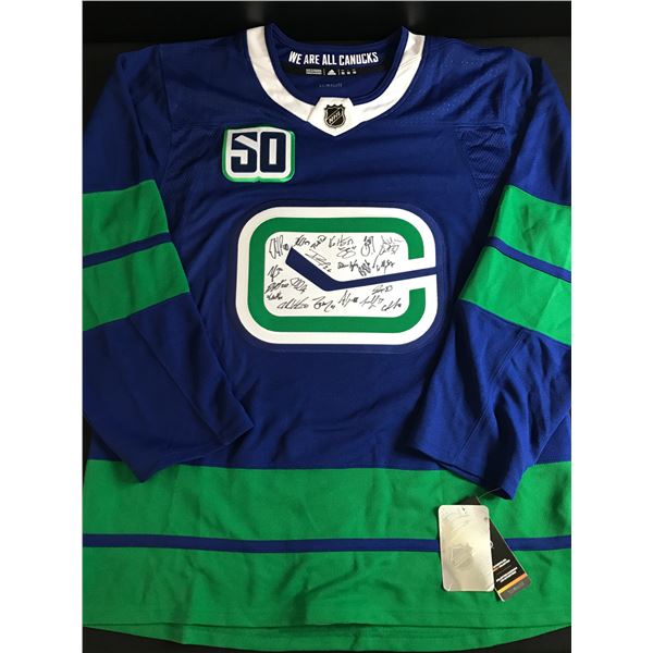 2020 VANCOUVER CANUCKS TEAM SIGNED HOCKEY JERSEY (BOESER,PETTERSSON,HORVAT...)