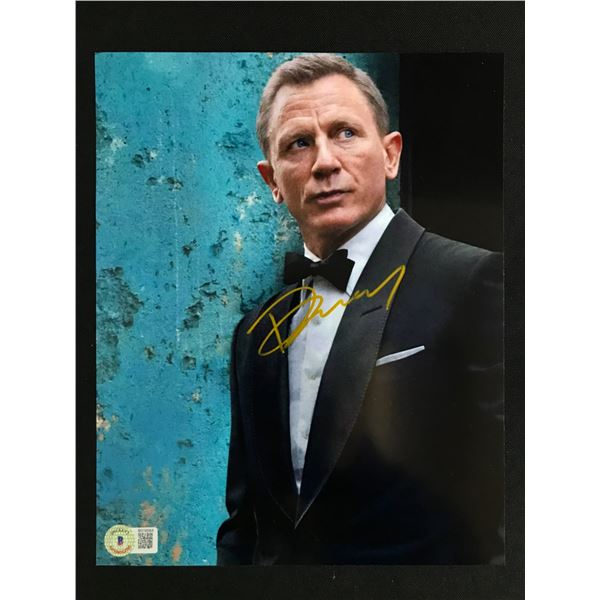 DANIEL CRAIG SIGNED JAMES BOND 8X10 - BECKETT COA