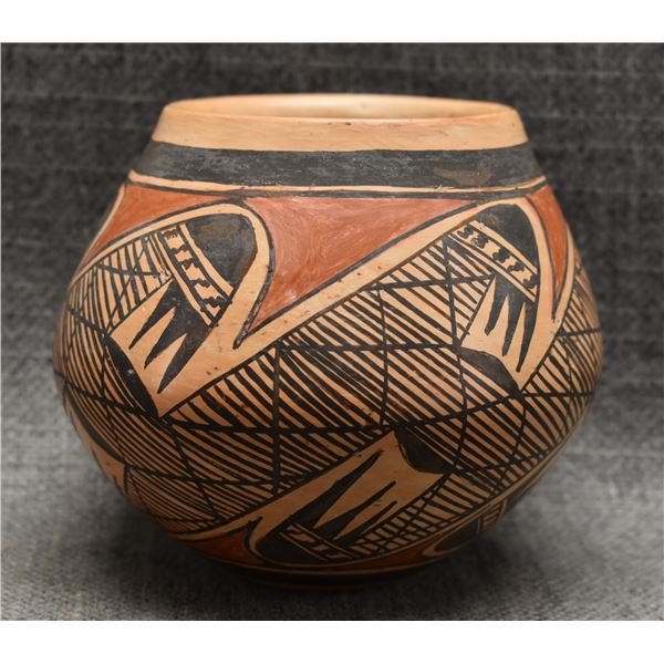 HOPI POTTERY JAR (  PRECILLIA NAMINGA NAMPEYO)