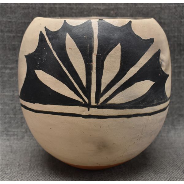 SANTO DOMINGO POTTERY VASE