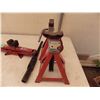 Image 2 : screw jack and 2 ton axle stands