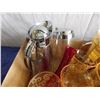 Image 3 : Decorative plastic glasses and jugs