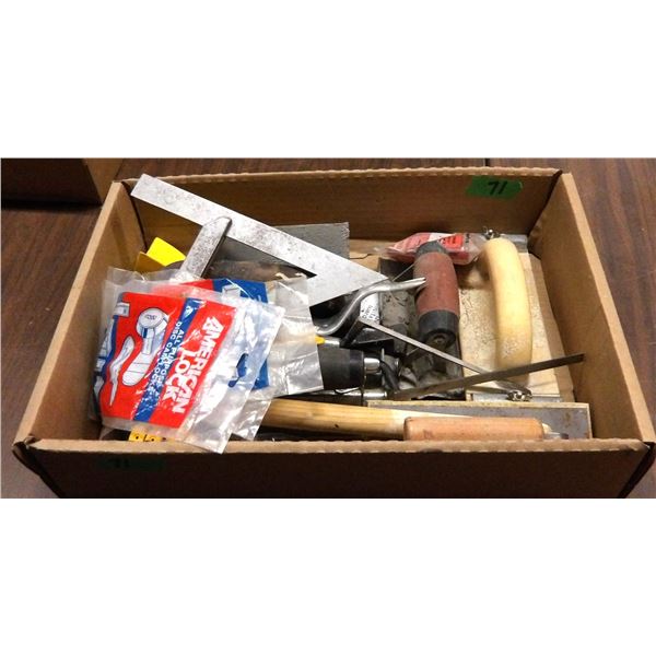 BOX C/W VARIOUS SANDING DISCS & ASSORTED TOOLS (TROWELS, SQUARES, ETC)