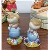 Image 4 : Pendelfin Bunny Village - Crocker, Rosa, 2 Whopper, 2 Blossom, 1 Schoolchild, 1 Stand, 12 Accents
