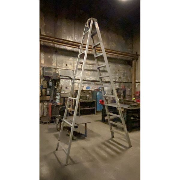 LOUISVILLE 300LBS. CAPACITY 12FT ALUMINIUM STEP LADDER