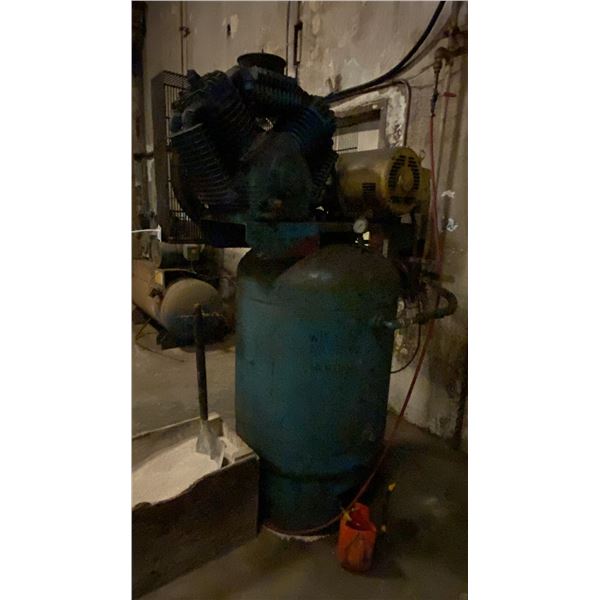 DEVILBISS MODEL 445 INDUSTRIAL VERTICAL SHOP AIR COMPRESSOR