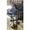 Image 2 : GROUP OF 5 ASSORTED SIZE SHOP FANS AND (1) DOUBLE HEAD WORK LIGHT