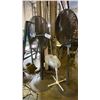 Image 3 : GROUP OF 5 ASSORTED SIZE SHOP FANS AND (1) DOUBLE HEAD WORK LIGHT