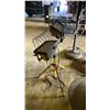 Image 4 : GROUP OF 5 ASSORTED SIZE SHOP FANS AND (1) DOUBLE HEAD WORK LIGHT