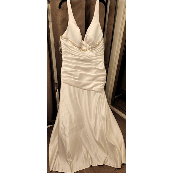 Sleeveless White Bridal Gown with Embellished Waist, Size 18
