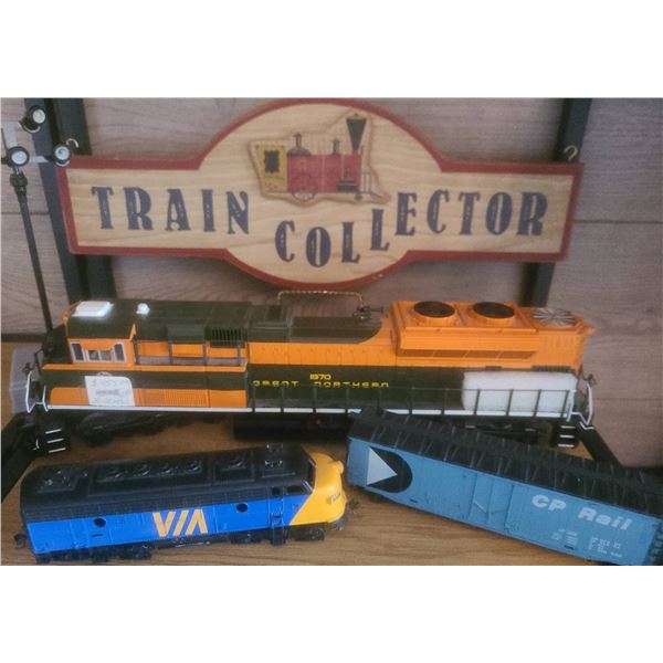 Model Train Lot: Great Northern 1970 Locomotive, VIA Engine, CP Rail Car, Lighted Stand