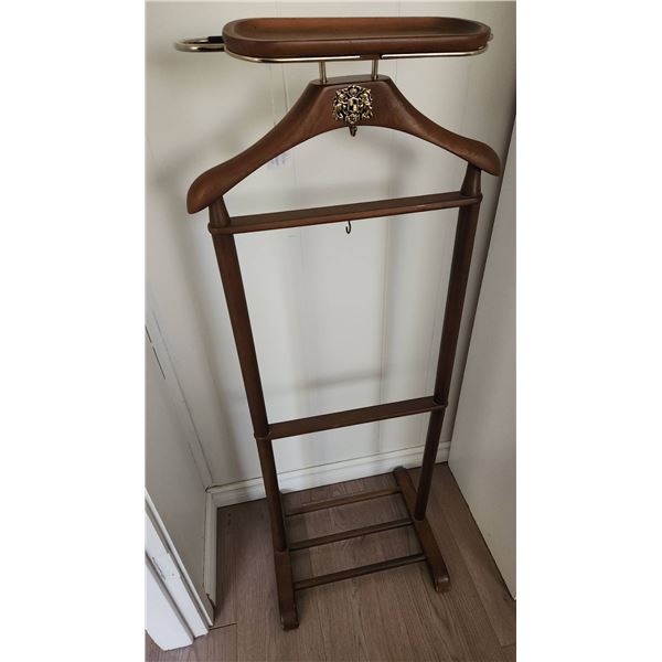 Wooden Clothes Butler Valet Stand with Metal Detail and Decorative Crest