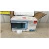 Image 1 : RCA RMW733-White 0.7 Cu Ft 700 Watt Microwave