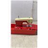Image 5 : Vintage Little Queen Child's Battery-Operated Sewing Machine, Made in Japan