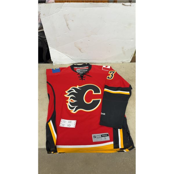 Vintage Calgary Flames Men’s small Reebok Jersey Autographed by Elias Lindholm