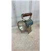 Image 9 : 2 Battery-operated railroad and flagging lanterns, camping table lantern and spotlight/flashlight