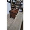 Image 7 : Vintage Wood Vanity and Mirror with Carved Gold-Tone Finial