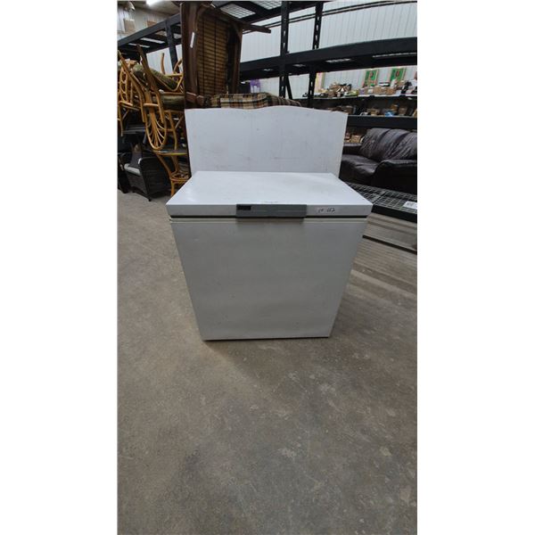 Eaton Viking Chest Freezer with Wire Basket 35”×31”×22”
