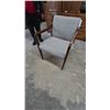 Image 1 : Mid-Century Modern Style Armchair