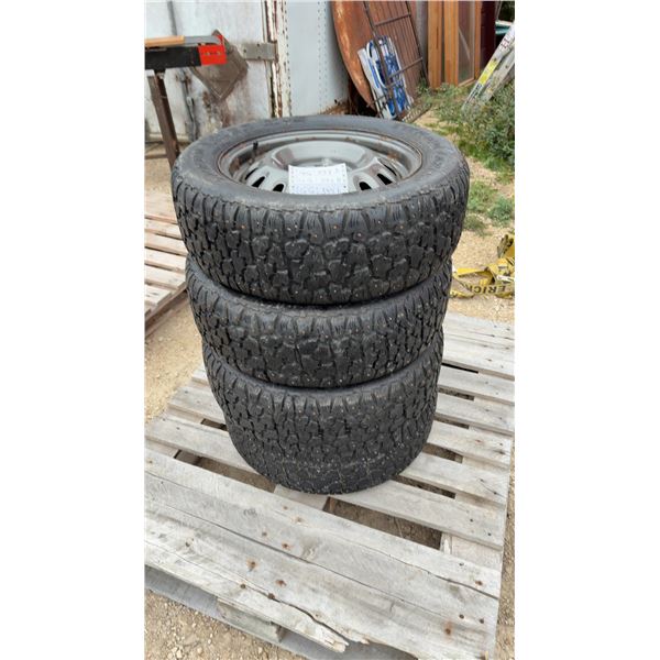 Four Motomaster Turbo Lazer P195/60R15 M+S Studded Winter Tires on 5-Bolt Steel Rims
