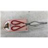 Image 2 : 21 New Serrated Knives and 1 Set Metal Tongs