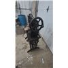 Image 6 : Vintage Singer 29-4 Patcher Industrial Leather. Coddler Sewing Machine on Cast Iron Treadle Stand