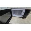 Image 3 : Master Chef EM131A2AC Microwave Oven, Turntable, and Power Cord
