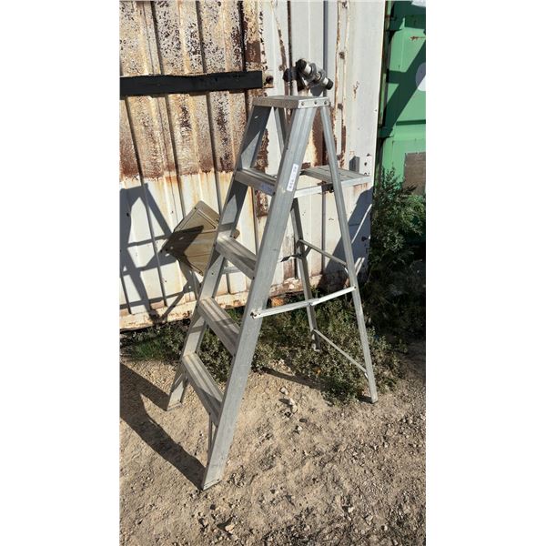 4-1/2ft Aluminum Step Ladder with Tool Tray
