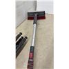 Image 10 : Vivitar 928 Pan-and-Tilt Photographic Tripod and Telescoping Snow Brush