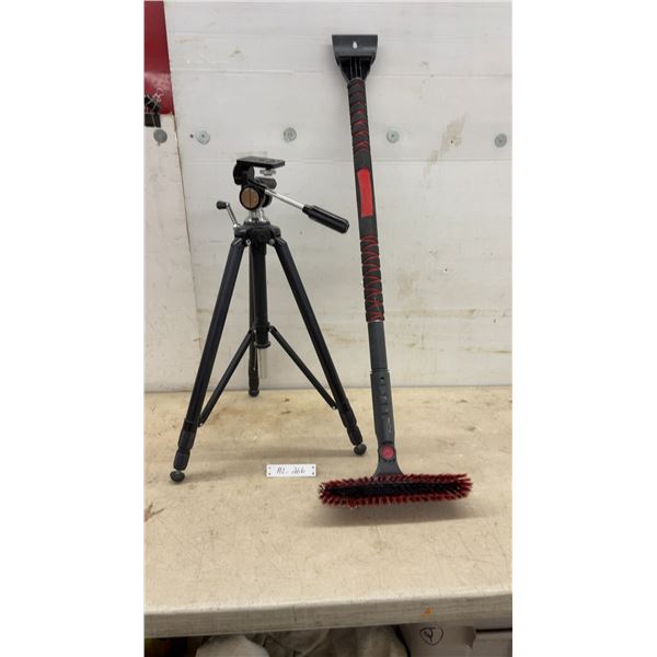 Vivitar 928 Pan-and-Tilt Photographic Tripod and Telescoping Snow Brush