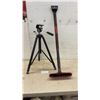 Image 1 : Vivitar 928 Pan-and-Tilt Photographic Tripod and Telescoping Snow Brush