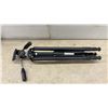 Image 5 : Vivitar 928 Pan-and-Tilt Photographic Tripod and Telescoping Snow Brush