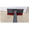 Image 7 : Vivitar 928 Pan-and-Tilt Photographic Tripod and Telescoping Snow Brush