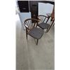 Image 5 : Mid-Century Modern Style Dining Table and 4 Chairs
