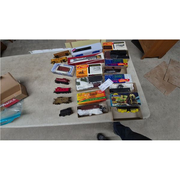HO Scale Model Train Lot: McKean Models Santa Fe Passenger Car, Roundhouse Kits, Athearn
