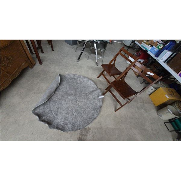 2 Wood Folding Chairs and Round Gray Rug