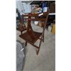 Image 2 : 2 Wood Folding Chairs and Round Gray Rug