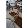 Image 3 : 2 Wood Folding Chairs and Round Gray Rug
