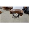 Image 5 : Antique Singer Model 27 Treadle Sewing Machine