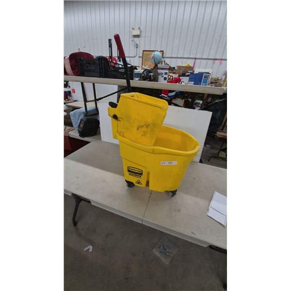 Rubbermaid Commercial Products Wave Brake Mop Bucket and Wringer