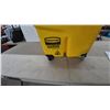 Image 2 : Rubbermaid Commercial Products Wave Brake Mop Bucket and Wringer